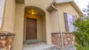 F gür yeşil ağaç ile bir evin Panorama Hoş cephe