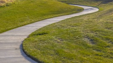 Panorama çerçeve Walkway bu zengin bir çimenli alan üzerinden rüzgarlar