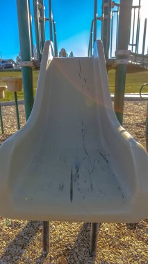 Güneş parlak parlayan bir oyun alanı üzerinde Dikey Slayt 