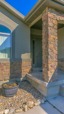 Kayalık bir avluve küçük fron ile bir ev Dikey çerçeve Cephe