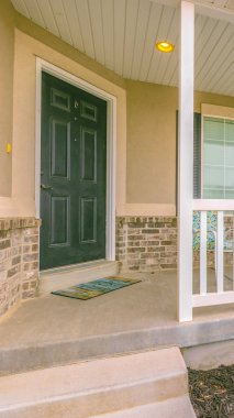 Önünde bahçe ve merdiven ile Dikey çerçeve Ev cephe 