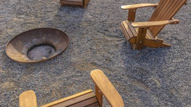 Panorama çerçeve Bir parkta bir yangın çukuru etrafında Kahverengi ahşap sandalyeler o