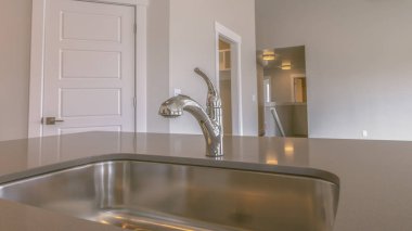 Panorama Gleaming paslanmaz çelik lavabo ve musluk kiti içinde