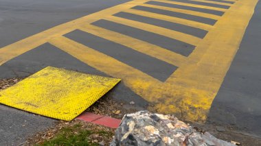 Arasında sarı diyagonal çizgilerle boyanmış Panorama Döşeli yol