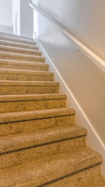 Dikey çerçeve Ile kaplı bir merdiven ile bir evin iç