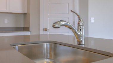 Panorama Parlak paslanmaz çelik lavabo ve musluk tezgahüzerinde