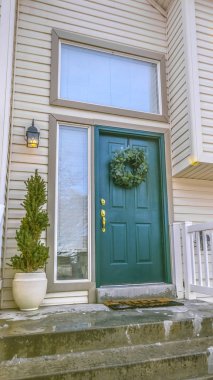 Dikey çerçeve W ile ön kapıya giden bir evin merdivenleri