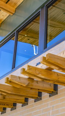 Ufuk uzanan dekoratif ahşap ile Dikey çerçeve Bina