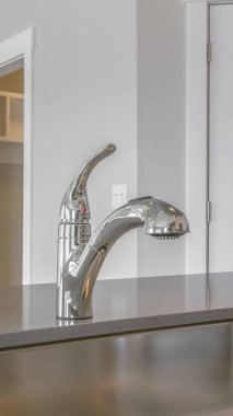 Dikey çerçeve Parlak lavabo ve musluk içinde yakın 