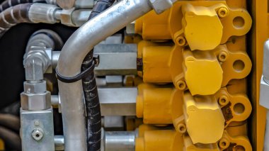 Panorama çerçeve Sarı bir inşaat makinesinin c ile detayları