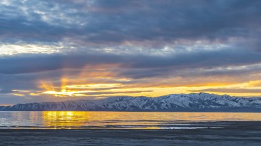Panorama Gölü ve karla kaplı dağ bir gökyüzü nün altında w dolu