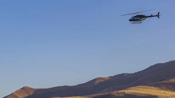 Panorama frame helikopter vliegen over een immense berg met c — Stockfoto