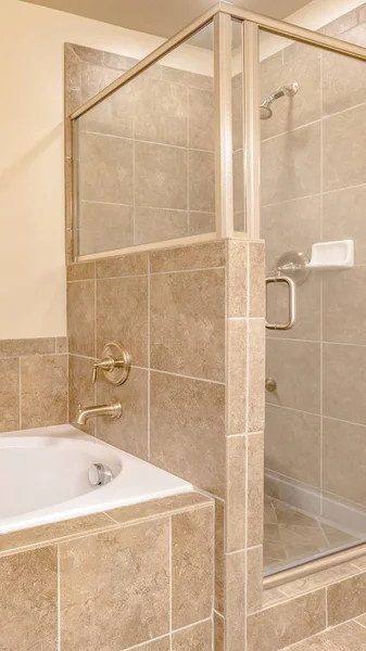 グリーミンに組み込まれた暖かいトーンのバスルームの垂直インテリア — ストック写真