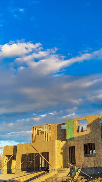 Cadre vertical Cadre d'une maison en construction vue sur — Photo
