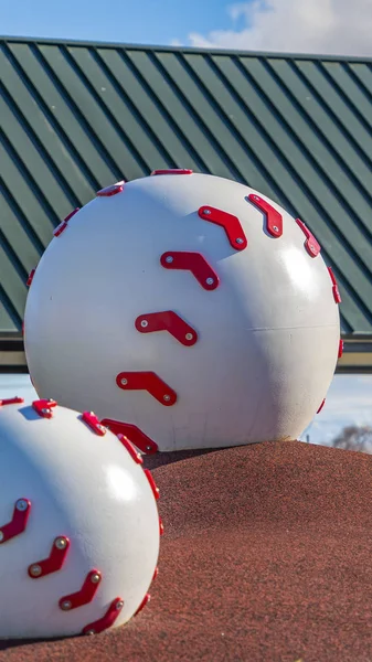 Marco vertical Enorme decoración de béisbol encima de un montículo marrón — Foto de Stock