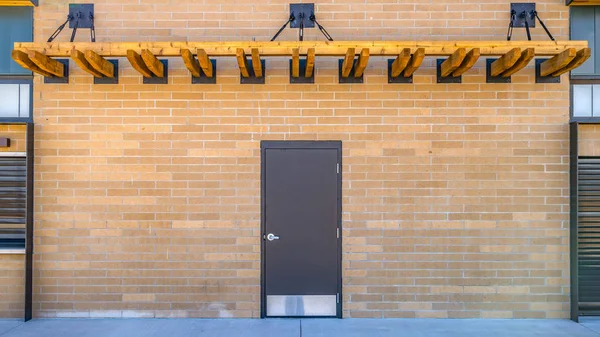 회색 문과 벽돌 외관이있는 건물의 파노라마 외관 — 스톡 사진