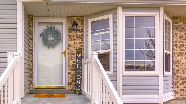 Panorama Agradable casa con escaleras y medio hexágono en forma de windo — Foto de Stock