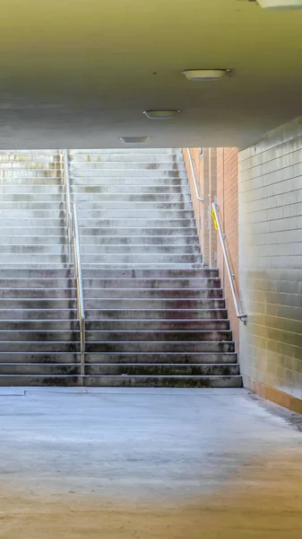 Vertical Vôo largo de escadas em uma passagem debaixo de um edifício — Fotografia de Stock