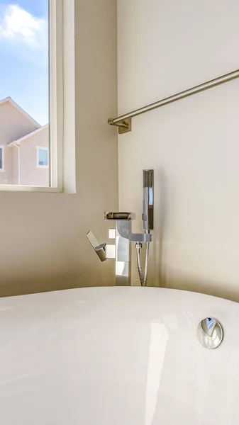 Ramka pionowa wanna i oddzielna kabina prysznicowa wewnątrz łazienki — Zdjęcie stockowe