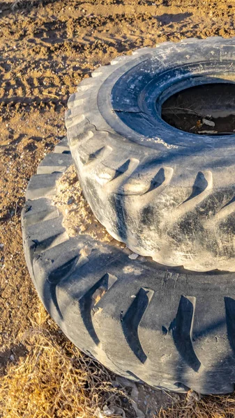 Вертикальная рама Старые и грязные резиновые шины, сложенные поверх каждой — стоковое фото