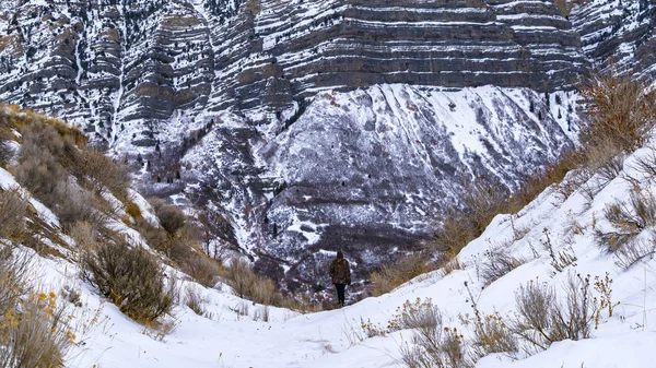 Panorama frame man staande in het midden van de berghellingen wit — Stockfoto