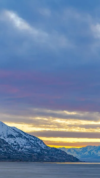 Marco vertical Panorama de un lago tranquilo y majestuosa montaña cov — Foto de Stock