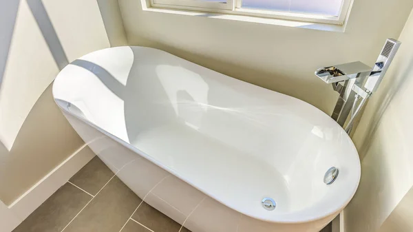 Panorama Interior del baño con una bañera reluciente contra blanco —  Fotos de Stock