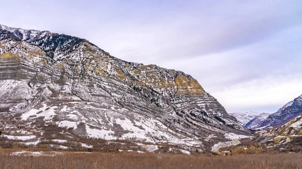 Panorama cadre Montagne frappante avec des arbres éparpillés sur sa sno — Photo