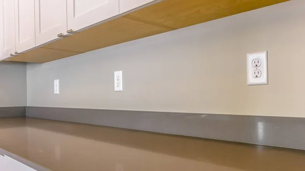 Panorama Splendente piano di lavoro marrone all'interno della cucina di una nuova h — Foto Stock