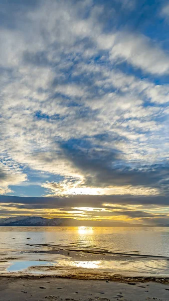 Marco vertical Cielo nublado llamativo sobre un lago tranquilo que refleja — Foto de Stock