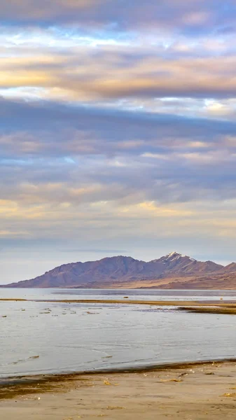 Cornice verticale Panorama di un lago calmo con vasto litorale sabbioso — Foto Stock