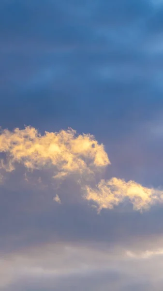 Cornice verticale Nuvole gonfie illuminate dalla luce solare nel bordo — Foto Stock