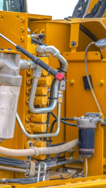 Sarı ağır iş makinelerinin motorunun Dikey Yakınlaştırılması — Stok fotoğraf
