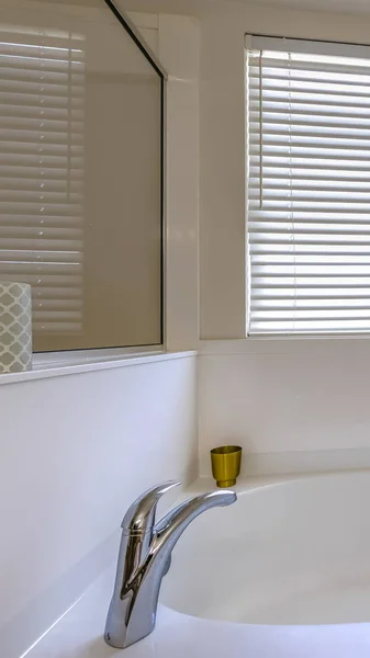 Pionowa Lśniąca biała wanna wewnątrz łazienki z dużym lustrem na ścianie — Zdjęcie stockowe