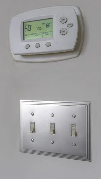 Pionowe montowane na ścianie klimatyzator nieoświetlone sterowanie i przełączniki świetlne wewnątrz domu — Zdjęcie stockowe