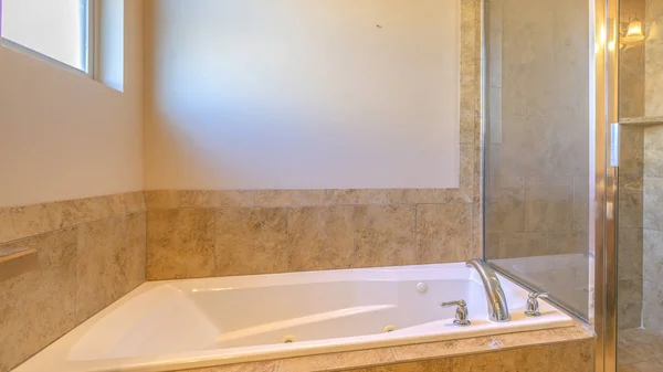 Panorama Construido en bañera reluciente dentro del baño de tonos cálidos — Foto de Stock