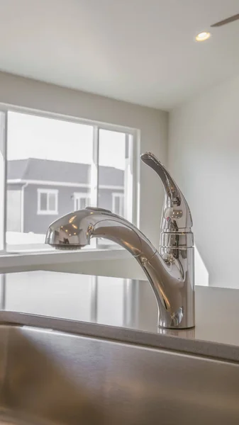 Vertikaler Rahmen glänzende Küchenarbeitsplatte mit Spüle und Wasserhahn in — Stockfoto