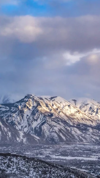 Marco vertical Majestuosa montaña cubierta de nieve bajo azul sk — Foto de Stock