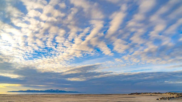 Panorama gränslös blå himmel med grått och vitt moln över en va — Stockfoto