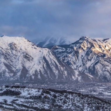 Kare çerçeve Majestic dağ mavi gökyüzü altında karla kaplı 