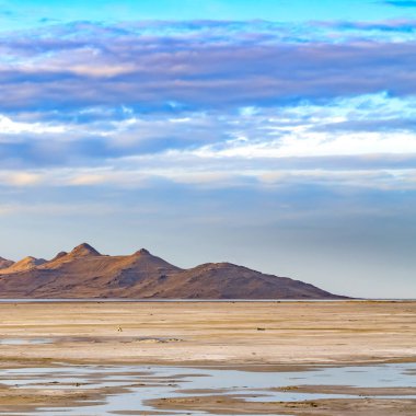 Thi ile parlak mavi gökyüzü altında bir gölün Square Vast kumlu kıyı