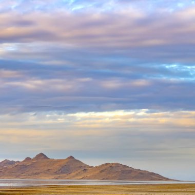 Kare çerçeve Altında geniş kumlu kıyı ile sakin bir gölün Panorama