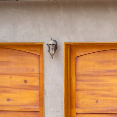 Kare çerçeve Bir evin dış kahverengi ahşap garaj kapısının görünümü kadar yakın