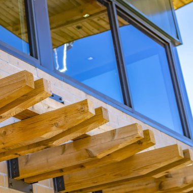 Yatay fro uzanan dekoratif ahşap ile Kare Bina