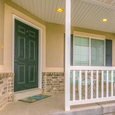 Sm önünde bahçe ve merdiven ile Kare çerçeve Ev cephe