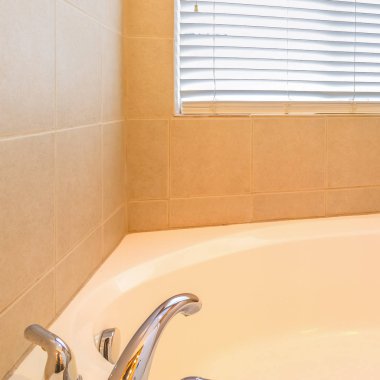 Kare çerçeve Bir saksı bitki ve kırmızı ile beyaz küvet Pırıl pırıl 