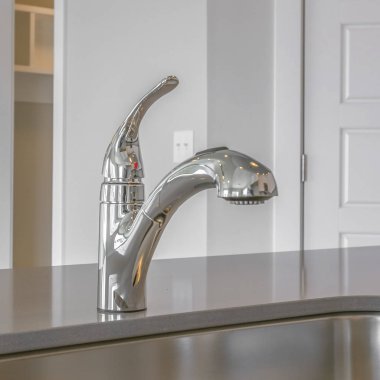 Mutfak içinde parlak lavabo ve musluk Kare Yakın 