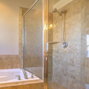 Kare çerçeve Yeni bir evin sıcak tonlu banyo içinde pırıl pırıl küvet inşa