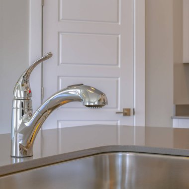 Kare Parlak paslanmaz çelik lavabo ve musluk bir mutfak içinde tezgahüzerinde