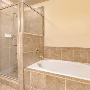 Pırıl pırıl beyaz küvet inşa edilmiş sıcak tonda banyo Square İç